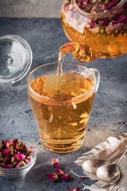 Çiçek içecek çaydanlık detoks ile bir fincan fincan içine çay dökme 