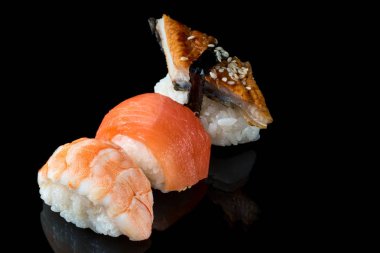 Taze balık somon alabalık karides yılan balığı, suşi rulo kümesi