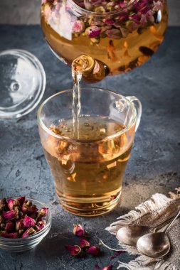 Çiçek içecek çaydanlık detoks ile bir fincan fincan içine çay dökme 