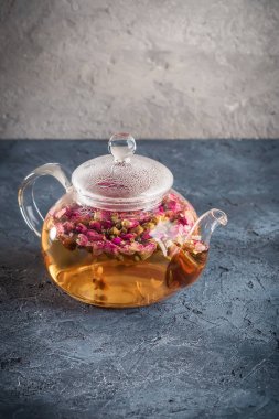 Çaydanlık çiçek tomurcukları Detoks içecek ile kuru kırmızı pembe Gül çay w