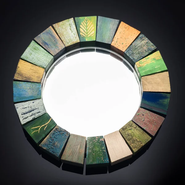 Handgemaakte spiegel in een houten afgezwakt frame textuur gebarsten verf — Stockfoto