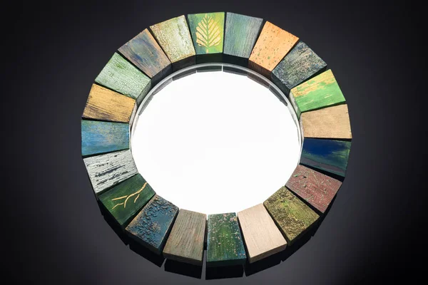 Espejo hecho a mano en un marco tonificado de madera textura agrietada pintura — Foto de Stock