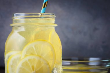 Kokteyl kavanoz limonata ve buz küpleri bir ahşap masa arka plan üzerinde kırıntısı