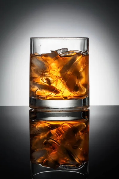 Tsjeljabinsk - April 10,2018 glas van mooiste Blended Scotch whisky Ballantines Logo Delicious Scotch Whisky Ballantines wordt geproduceerd in Dambarton, Schotland door Pernod Ricard redactionele foto — Stockfoto