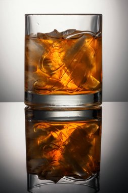 Çelyabinsk, Rusya Federasyonu - Nisan cam, en iyi harmanlanmış Scotch viski Ballantines Logo atış yansıma Delicious Scotch Whisky Ballantines zemin üzerine reklam doğal buz küpleri ile Pern tarafından Dambarton, İskoçya'da üretilen 10,2018