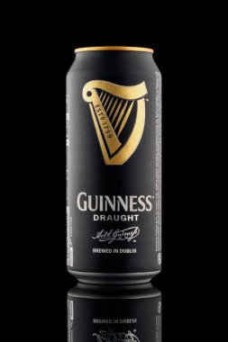Çelyabinsk, Rusya Federasyonu - Nisan Alüminyum miyim Guinness fıçı bira atış en başarılı bira Guinness bira bir yansıma ile siyah arka plan üzerine reklam 11,2018 geleneksel olarak dünya çapında popüler İrlandalı kuru şişman orijinal markalar bre