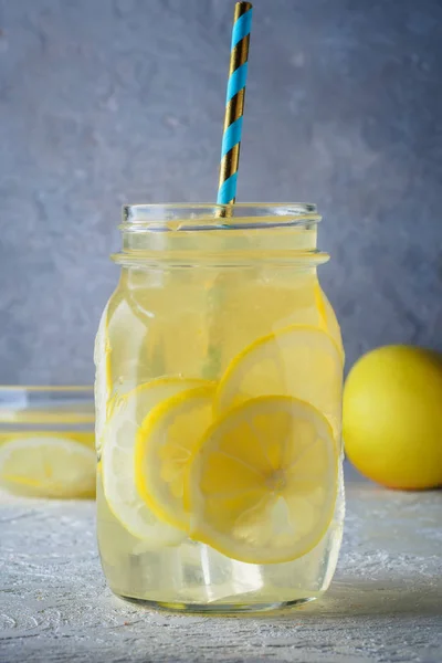 Frasco Coquetel Limonada Cubos Gelo Migalhas Fundo Mesa Madeira Água — Fotografia de Stock