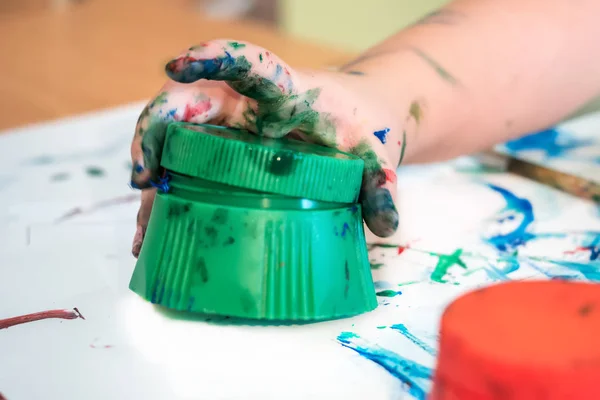 Hände Des Kindes Mädchen Junge Schmutzig Kinder Fingerfarbe Studieren Zeichnen — Stockfoto