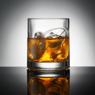 Çelyabinsk, Rusya Federasyonu - Nisan cam, en iyi harmanlanmış Scotch viski Ballantines Logo atış yansıma Delicious Scotch Whisky Ballantines zemin üzerine reklam doğal buz küpleri ile Pern tarafından Dambarton, İskoçya'da üretilen 10,2018
