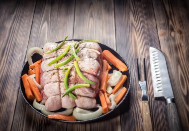 Çiğ domuz pirzolası çeşitli sebzeli et roll Marine