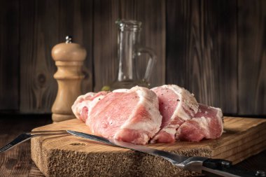 Kaba deniz Tuz karabiber ve zeytinyağı ile dilim biftek ham pirzola Marine et rulo