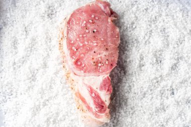 Kaba deniz Tuz karabiber ve zeytinyağı ile dilim biftek ham pirzola Marine et rulo