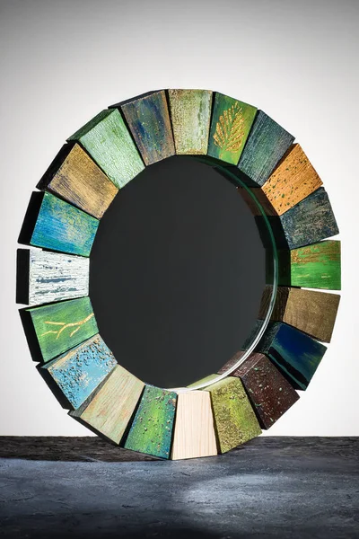 Handgemaakte spiegel in een houten afgezwakt frame textuur gebarsten verf — Stockfoto