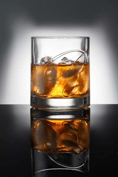 Tsjeljabinsk - April 10,2018 glas van mooiste Blended Scotch whisky Ballantines Logo Delicious Scotch Whisky Ballantines wordt geproduceerd in Dambarton, Schotland door Pernod Ricard redactionele foto — Stockfoto