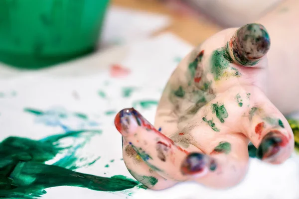 Hände von Kind Mädchen Junge schmutzig in Kinder Fingerfarbe studieren Zeichenkunst — Stockfoto