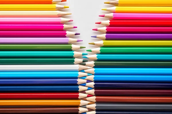 Satz farbige Pastellstifte in Reihe mehrfarbig in Form eines geschlossenen Reißverschlusses — Stockfoto