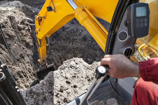 Ekskavator menggali lubang tanah — Stok Foto