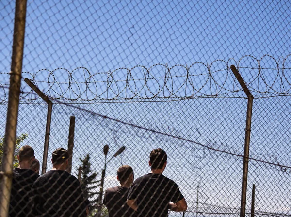 Vluchtelingen kamp gevangenis hek — Stockfoto
