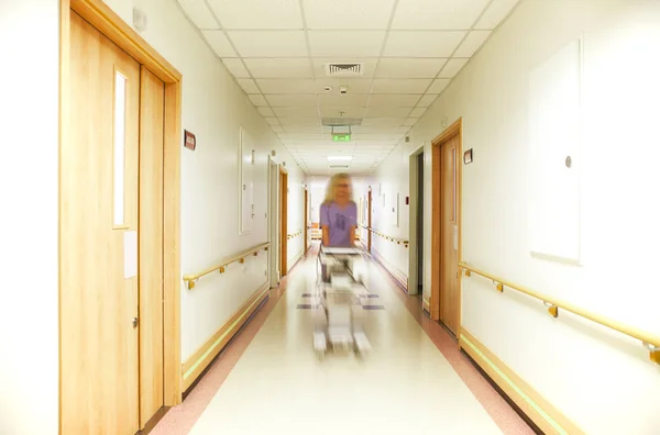 Hemşire hastane koridorunda acele — Stok fotoğraf