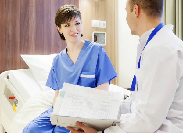 Happy healed patient talking doctor hospital — Stock Photo, Image