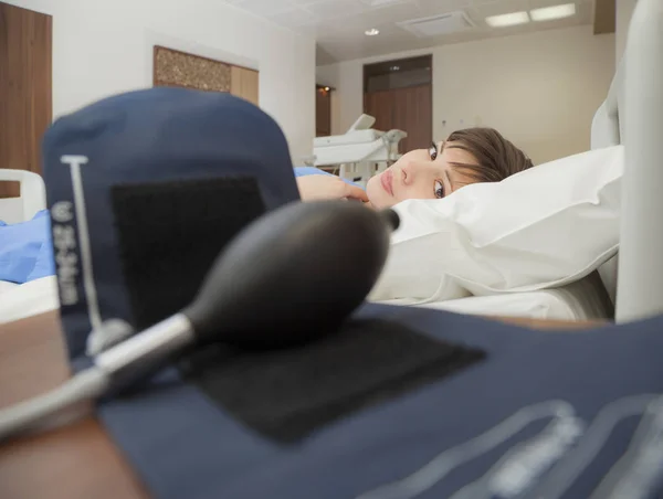 Bloeddrukmonitor geduldige vrouw ziekenhuis — Stockfoto