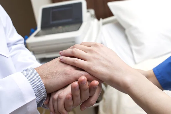 Doktor rukou pacientů nemocnice — Stock fotografie