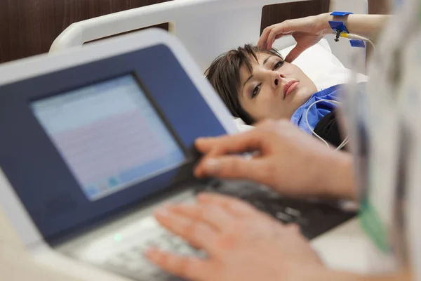 Monitor de latidos cardíacos del hospital femenino — Foto de Stock