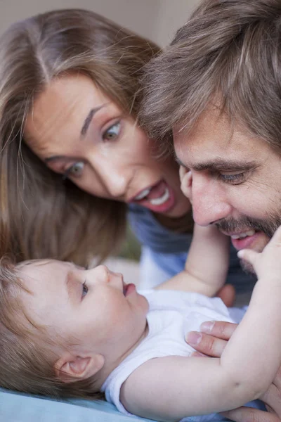 Padre madre bebé emoción — Foto de Stock