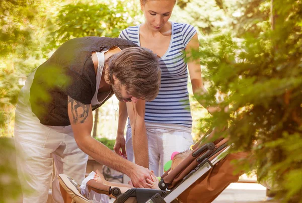 Familjen spädbarnsvård utomhus sommar — Stockfoto