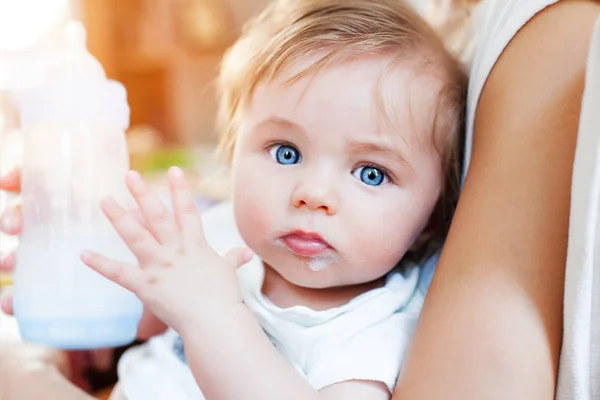 Baby jongen voedsel ogen — Stockfoto