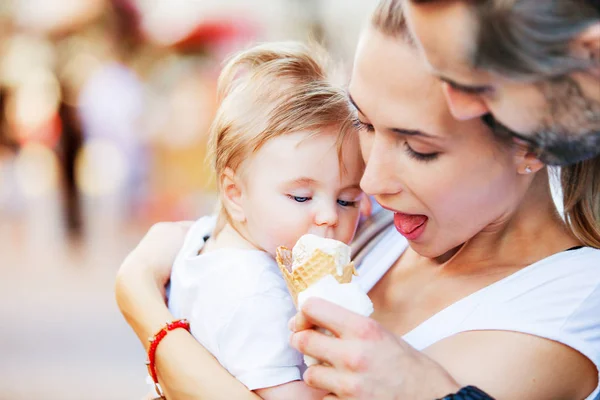 Ice cream baby — Stock Photo, Image
