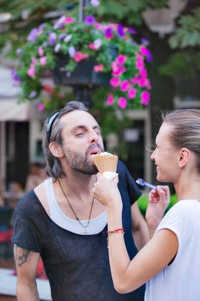 Diversão de sorvete de rua casal — Fotografia de Stock