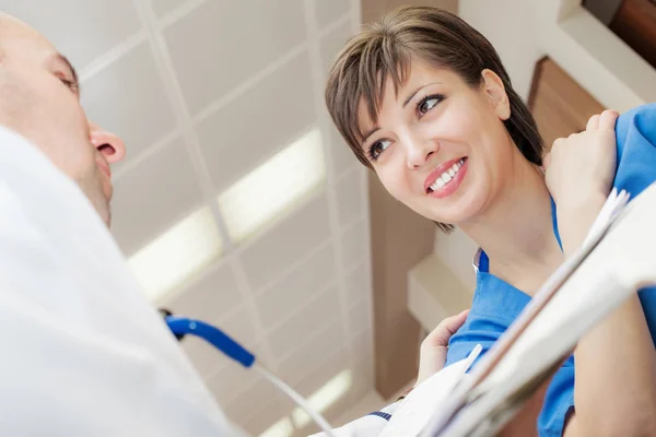 Médecin consultant douleur aux épaules — Photo