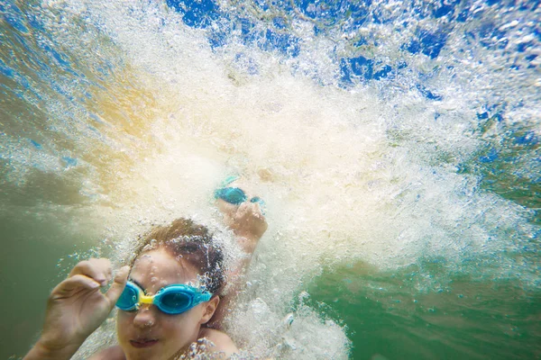 Underwater Splashing Crianças espaço de cópia — Fotografia de Stock