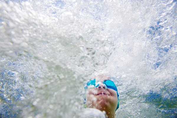 Underwater Splashing espaço Kid Copiar — Fotografia de Stock