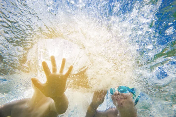 Enfants éclaboussant les mains sous l'eau — Photo