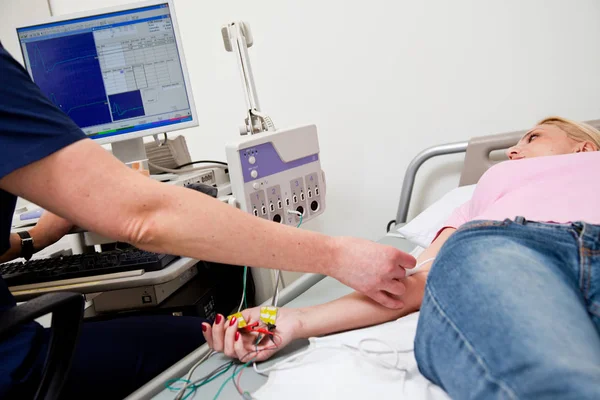 Kvinnan Examed Sjukhussäng Med Elektromyografi System — Stockfoto