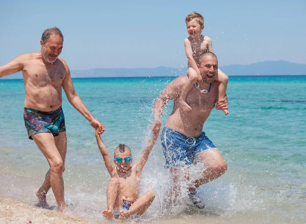 世代の息子父祖父海のビーチでの休暇 — ストック写真