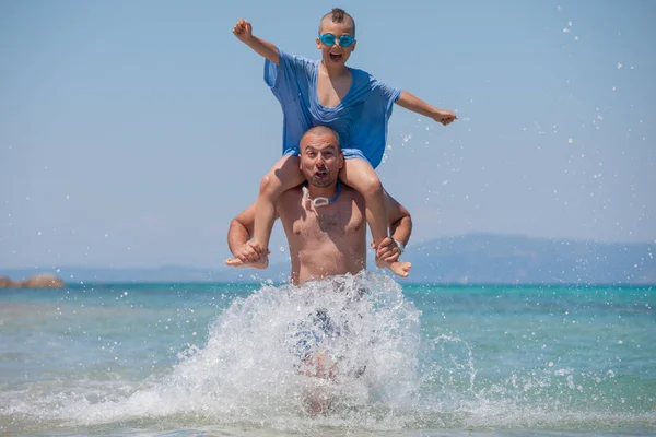 Son Splashes Father Shoulders Fun Sea — Stock Photo, Image