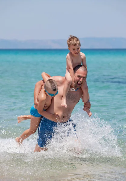 Padre famiglia divertimento Seashore — Foto Stock