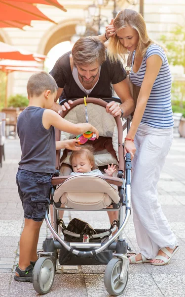 Familie vier Mutter Vater Bruder — Stockfoto