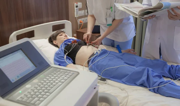 Пациент с кардиографическими сенсорами — стоковое фото