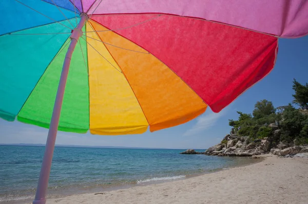 Πολύχρωμη ομπρέλα παραλία θάλασσα Φωτογραφία Αρχείου