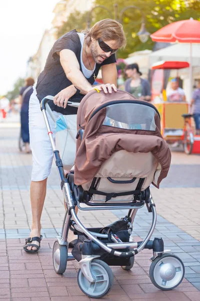 Jonge vader wandelwagen — Stockfoto