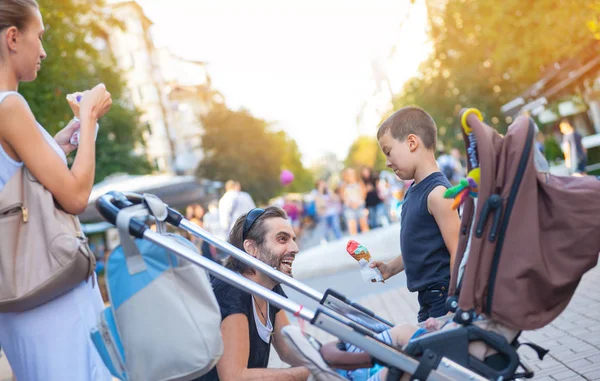 Glückliche Familie im Freien Eis — Stockfoto