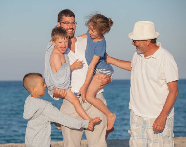 Mutlu nesiller aile deniz baba çocuklar dedesi