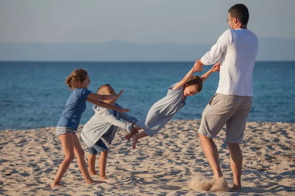 Masculino jugando niños carrusel —  Fotos de Stock