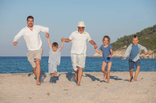 Biegu pokoleń dziadek dzieci Ojca Fun Beach — Zdjęcie stockowe