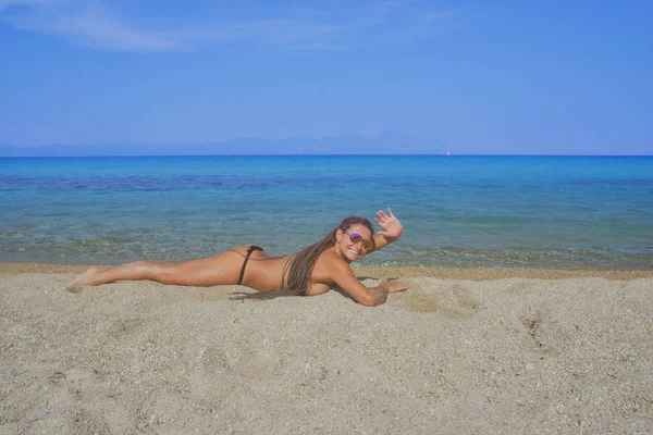 Mulher Bikini Praia acenando — Fotografia de Stock