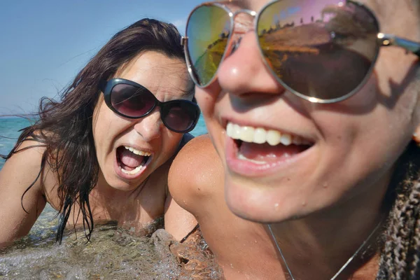 Cris souriants Visages féminins Lunettes de soleil de mer — Photo